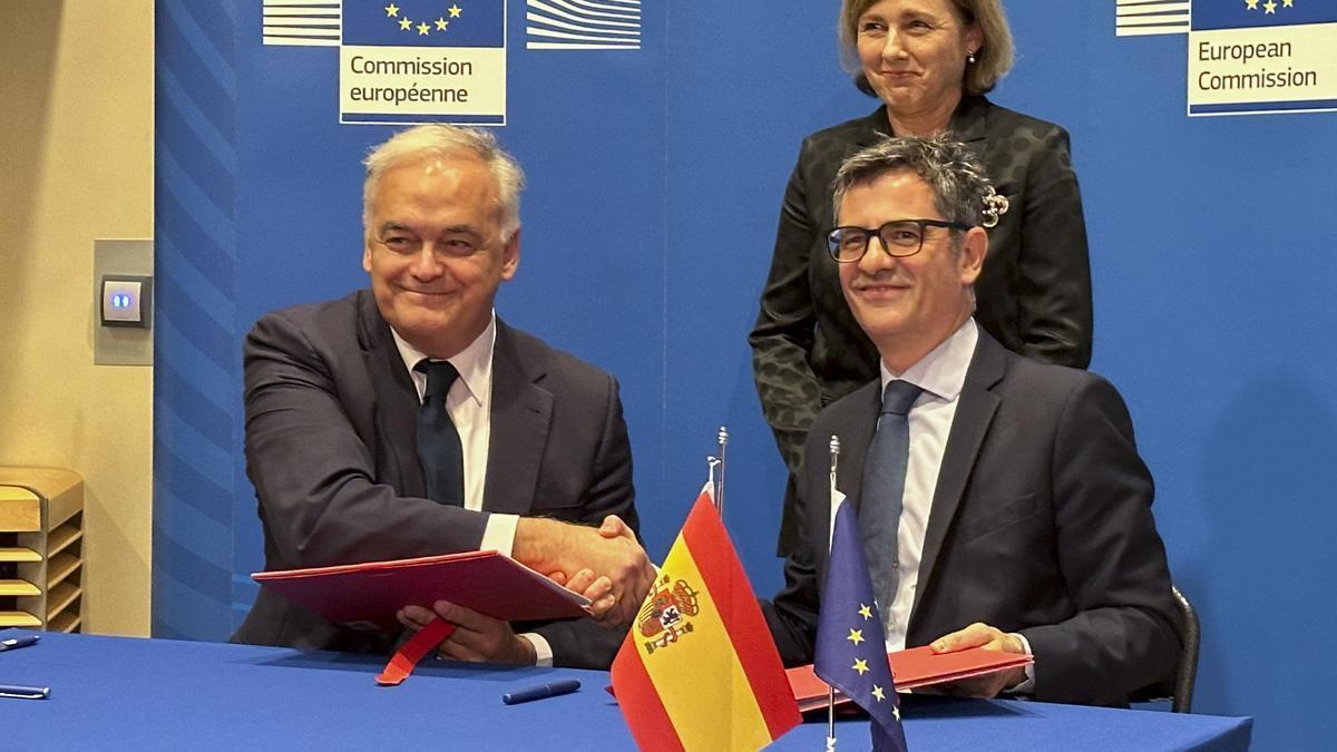 El ministro de Presidencia y Justicia, Félix Bolaños (d), y el vicesecretario del Partido Popular (PP), Esteban González Pons (i), firman el acuerdo para la renovación del CGPJ en Bruselas.