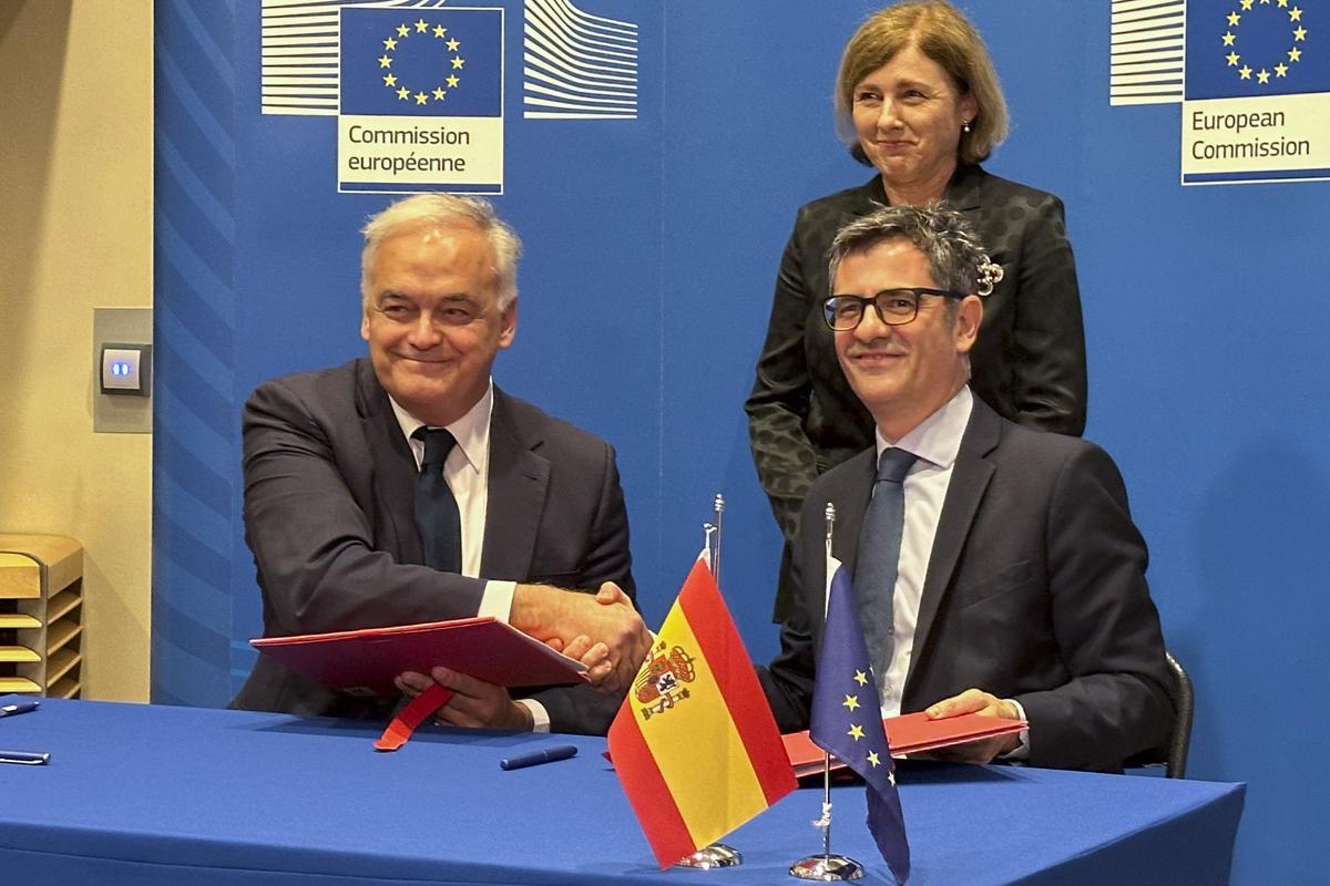 El ministro de Presidencia y Justicia, Félix Bolaños (d), y el vicesecretario del Partido Popular (PP), Esteban González Pons (i), firman el acuerdo para la renovación del CGPJ en Bruselas.