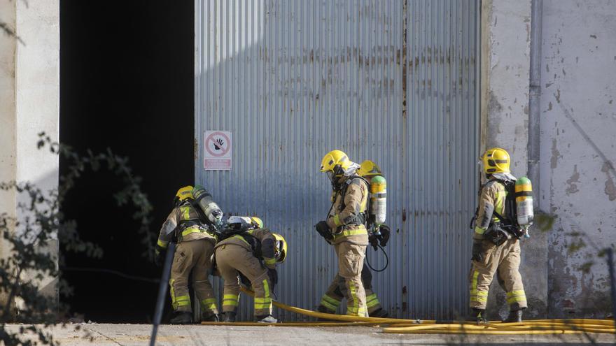 Aparatós incendi en una nau industrial a Vilobí