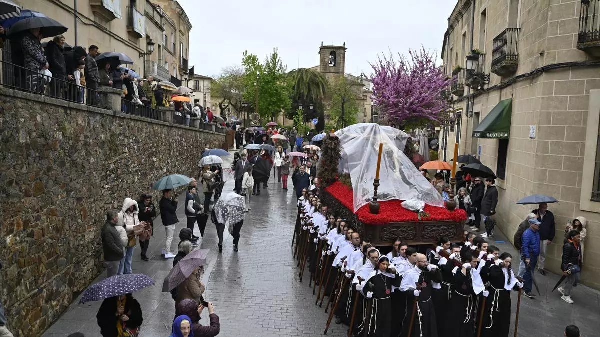 Se suspende la Magna, pero mantienen abierta la posibilidad de procesionar el Santo Entierro en Cáceres