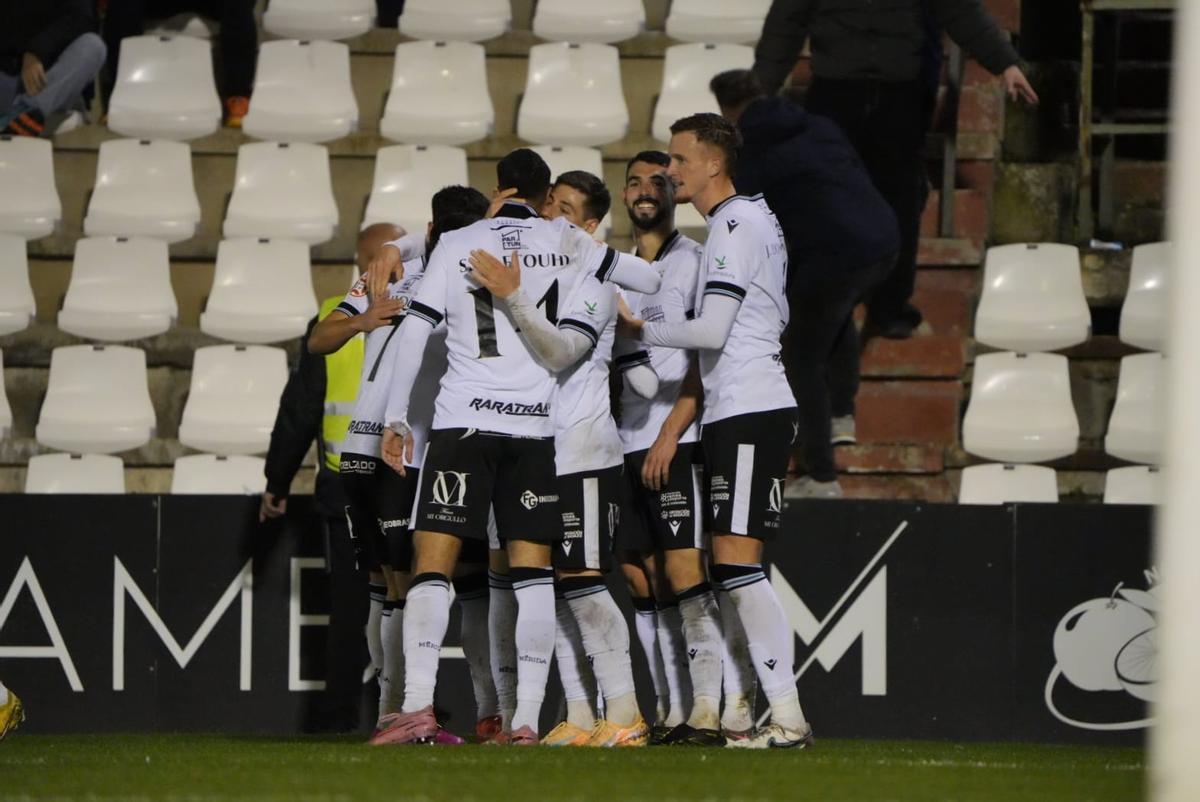 Celebración de un gol del Mérida el domingo.