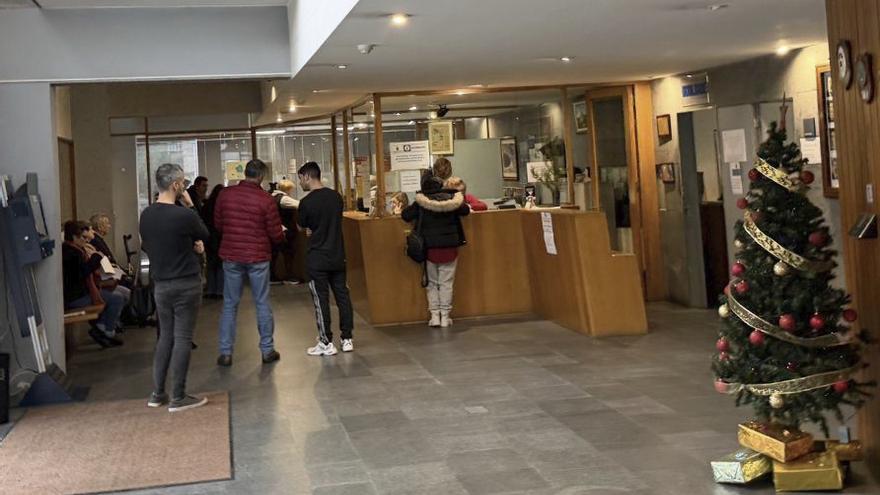 Cola de vecinos ante el registro de Cangas, ayer. |  FdV