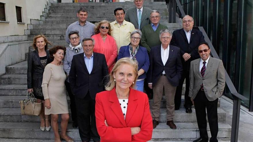 Isabel Moro Trabanco, en primera línea, con la nueva junta directiva del Ateneo. Por la derecha, en primera fila: Jesús Gallego, Juan Manuel Cuesta, Manuela González, Álvaro Muñiz y Pilar Rodríguez; detrás, Alberto Estrada, José Martín, Fidel García, Virginia Álvarez-Buylla, Belén Encinas y Cristina Álvarez de Cienfuegos; en última fila, Luis Rubio y Jorge Hurlé.