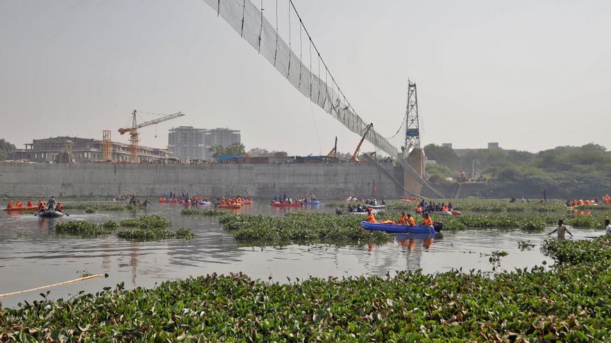 Al menos 141 muertos al derrumbarse un puente en India