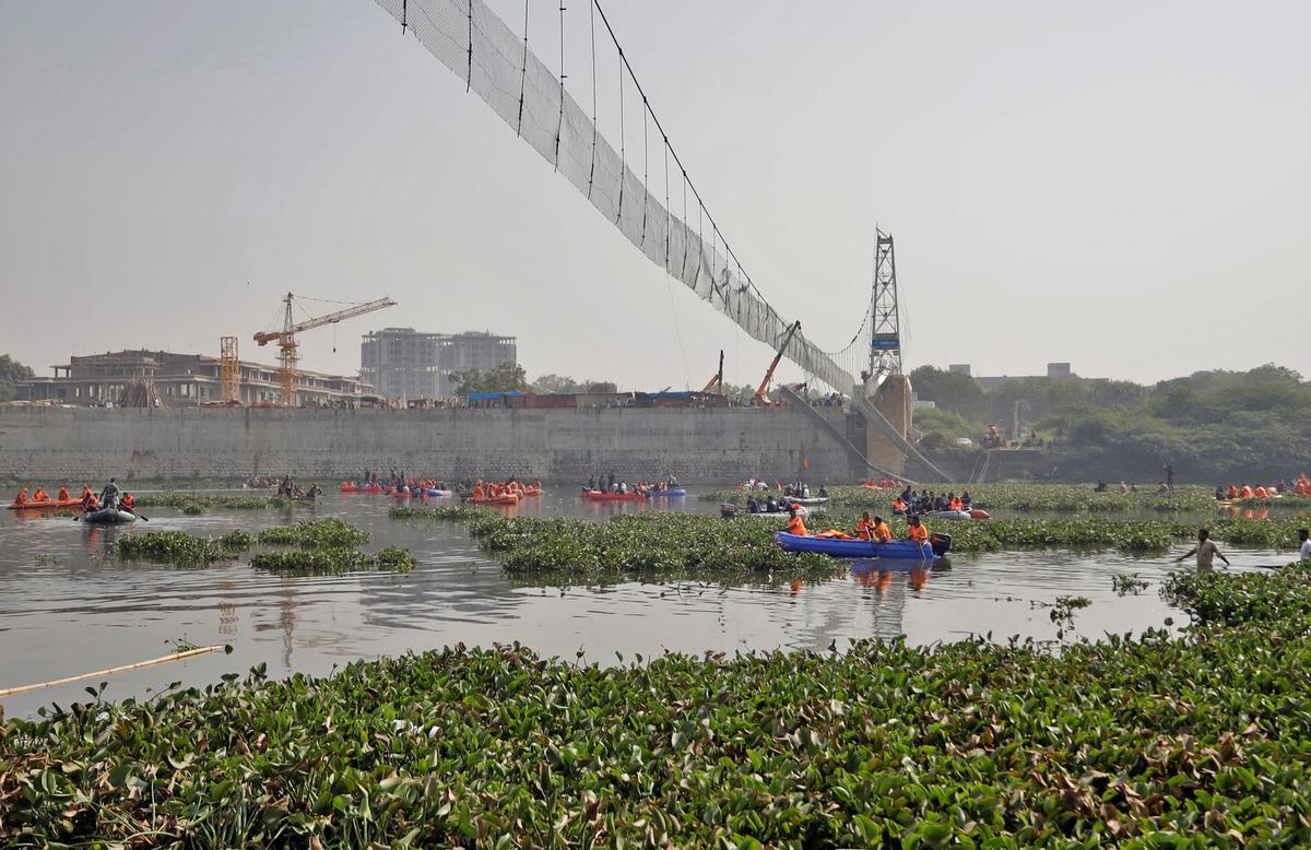 El número de muertos por el colapso de un puente en India supera los 130