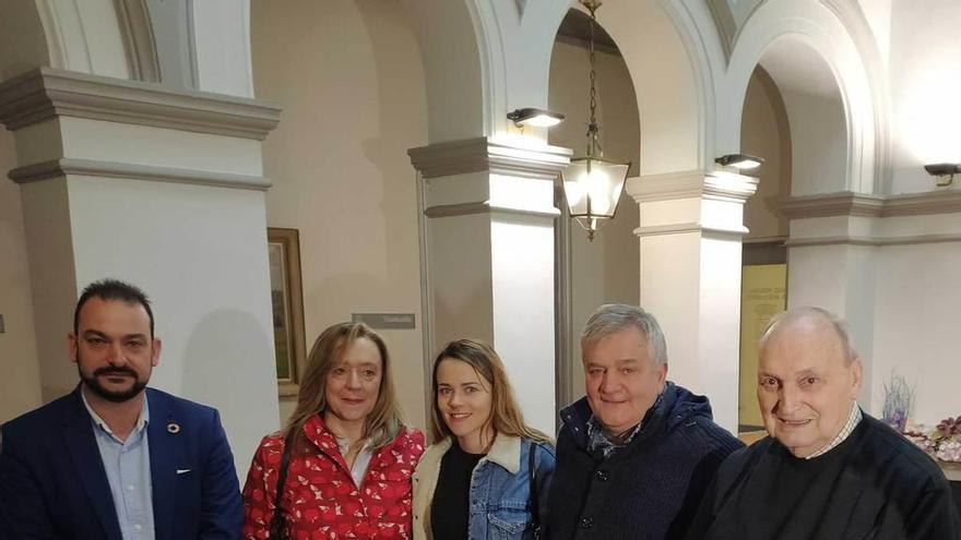 Por la izquierda, Manuel Ángel Álvarez, María Jesús Díaz, Miriam Álvarez, Julio Álvarez y Laudelino Rodríguez, ayer, en el Ayuntamiento.