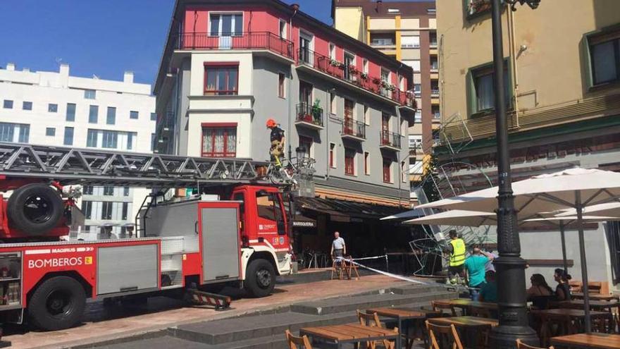 Los Bomberos de Oviedo, ayer, en la calle Gascona.