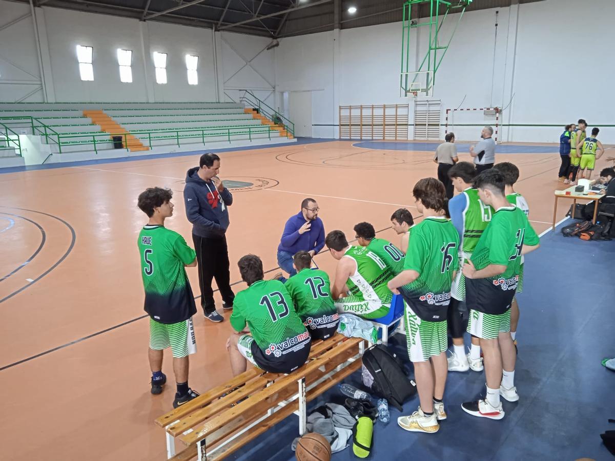 El equipo Junior del Nou Bàsquet Xàtiva en un tiempo muerto de un partido.