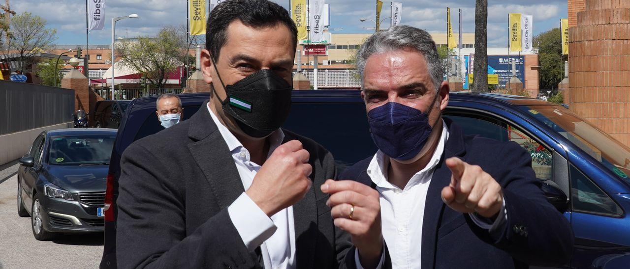 Juanma Moreno y Elías Bendodo, en el Palacio de Congresos de Sevilla.