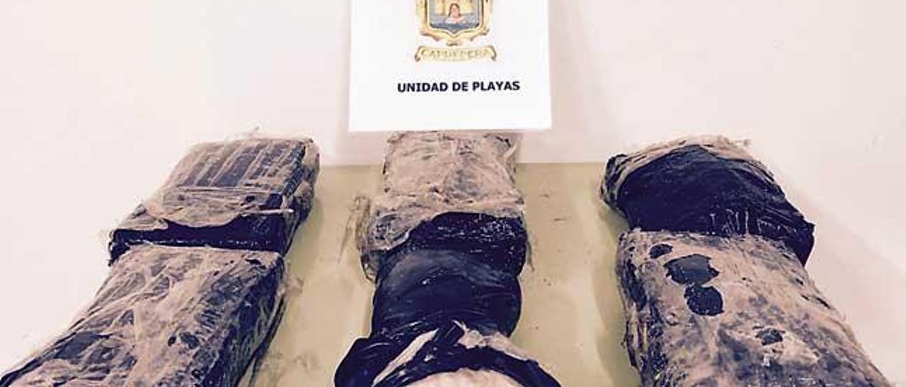 Paquetes de cocaína hallados en Cala Mesquida.