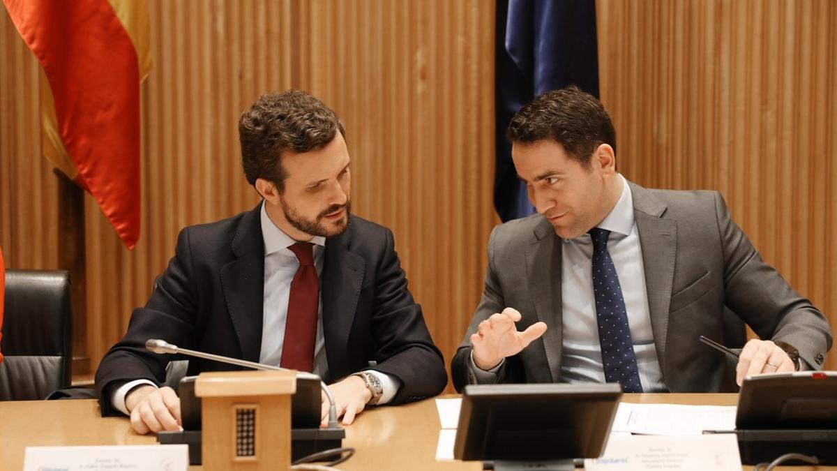 El presidente del PP, Pablo Casado (i) y el secretario general del Partido Popular, Teodoro García Egea (d)