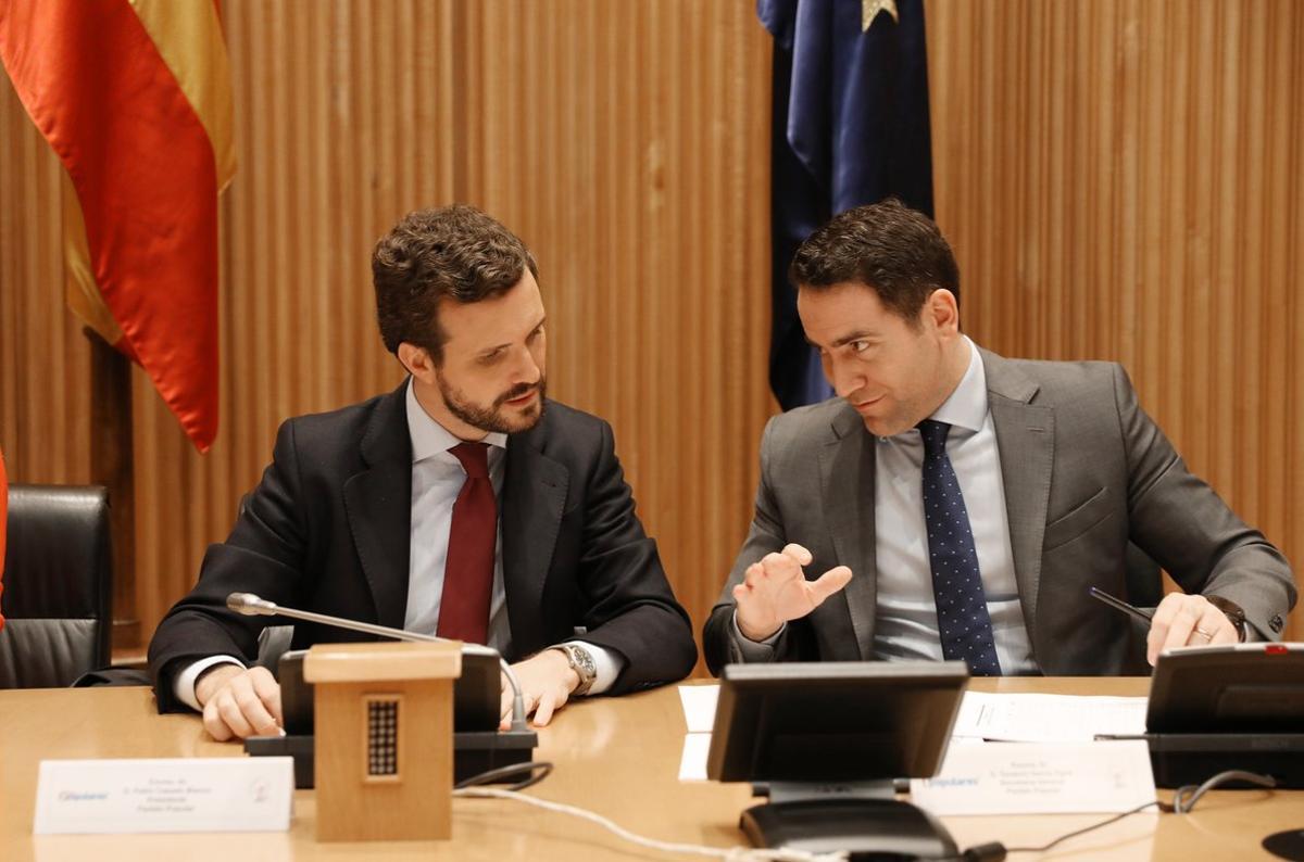 El presidente del PP, Pablo Casado (izq) y el secretario general del Partido Popular, Teodoro GarcÃ­a Egea (dech), durante la reuniÃ³n plenaria del Grupo Parlamentario Popular, en Madrid (EspaÃ±a), a 6 de febrero de 2020.