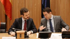 El presidente del PP, Pablo Casado (izq) y el secretario general del Partido Popular, Teodoro GarcÃ­a Egea (dech), durante la reuniÃ³n plenaria del Grupo Parlamentario Popular, en Madrid (EspaÃ±a), a 6 de febrero de 2020.