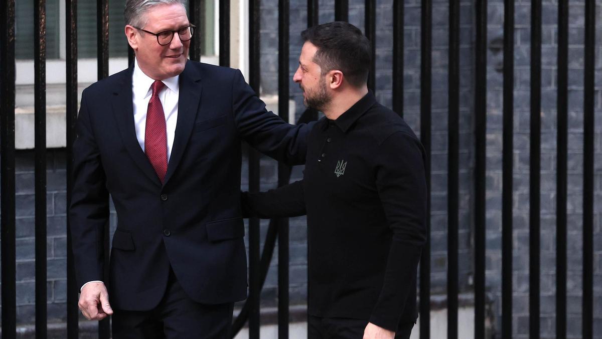 Starmer ofrece una calurosa bienvenida a Zelenski tras su enfrentamiento con Trump