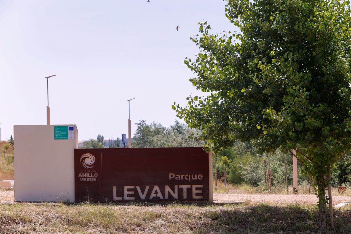 Una de las entradas al parque de Levante.