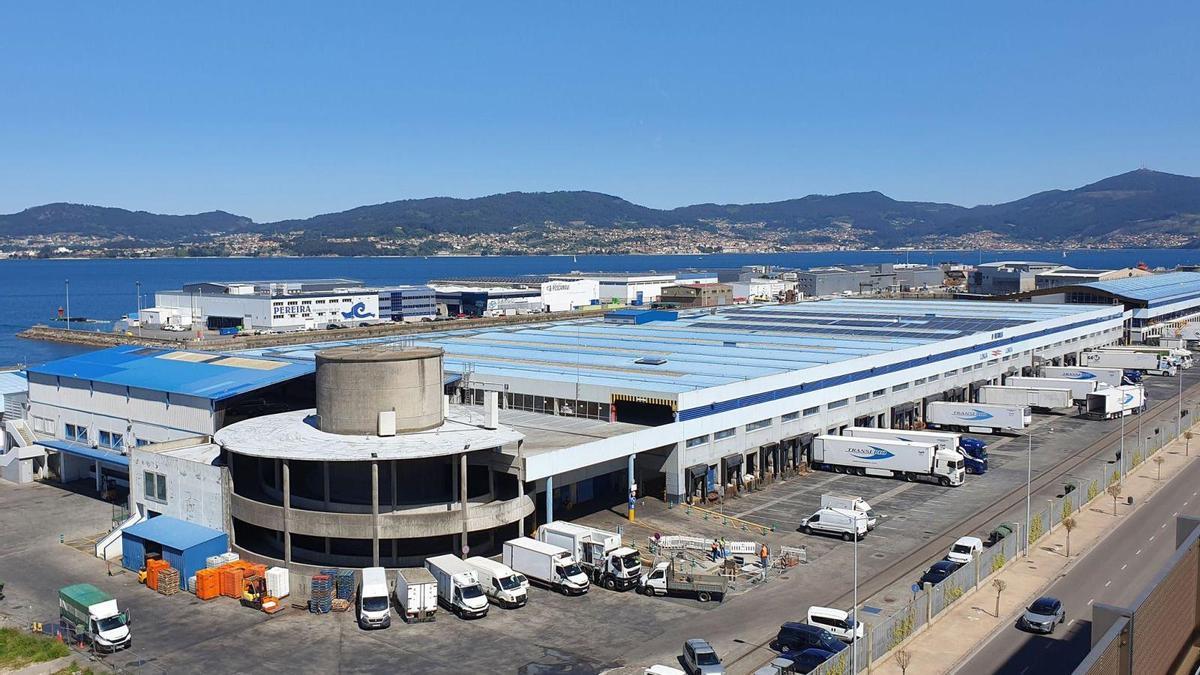 Lonja de O Berbés, con la explanada anexa a la izquierda.