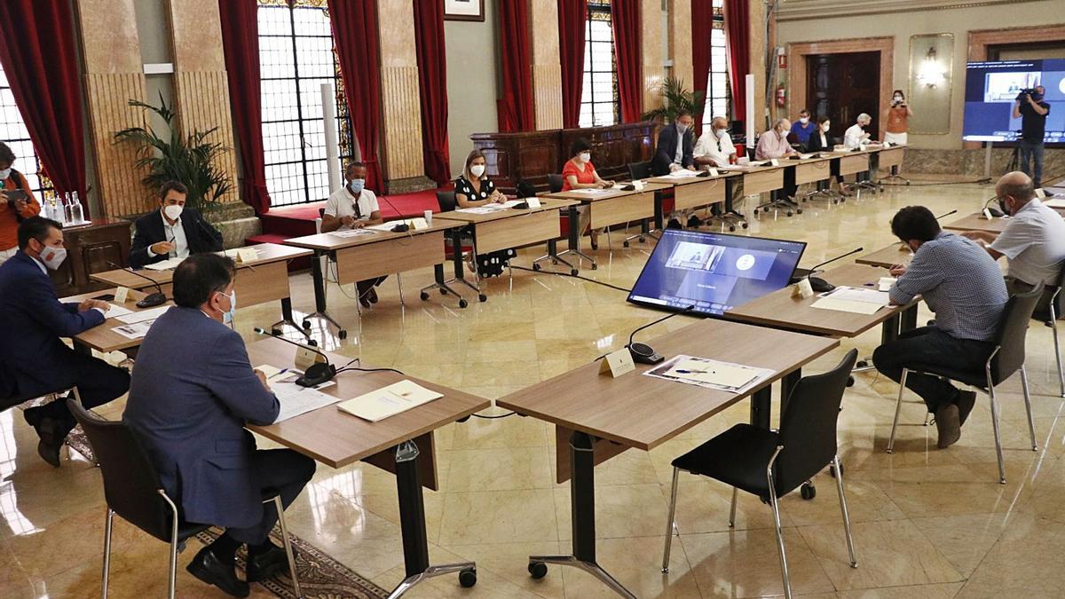 Encuentro de expertos celebrado ayer en el Salón de Plenos del Ayuntamiento para retomar el proyecto de San Esteban. | Ayto. Murcia