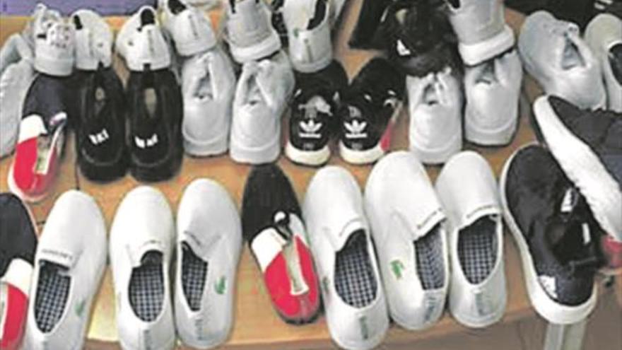 Intervienen 300 pares de zapatillas falsas en el mercado de Vinaròs