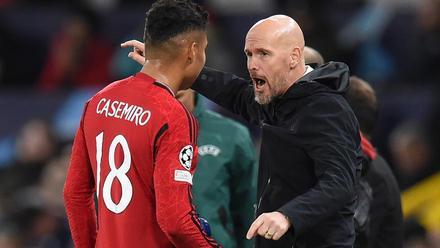 Ten Hag junto a Casemiro, en el Manchester United-Galatasaray