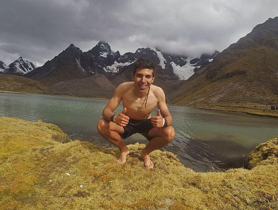 El joven zamorano antes de cruzar un lago peruano, a 5.100 metros de altitud, a baja temperatura | O.B.R. 