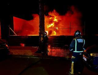 Se reactivan las llamas en el incendio del garaje de guaguas de La Gallega