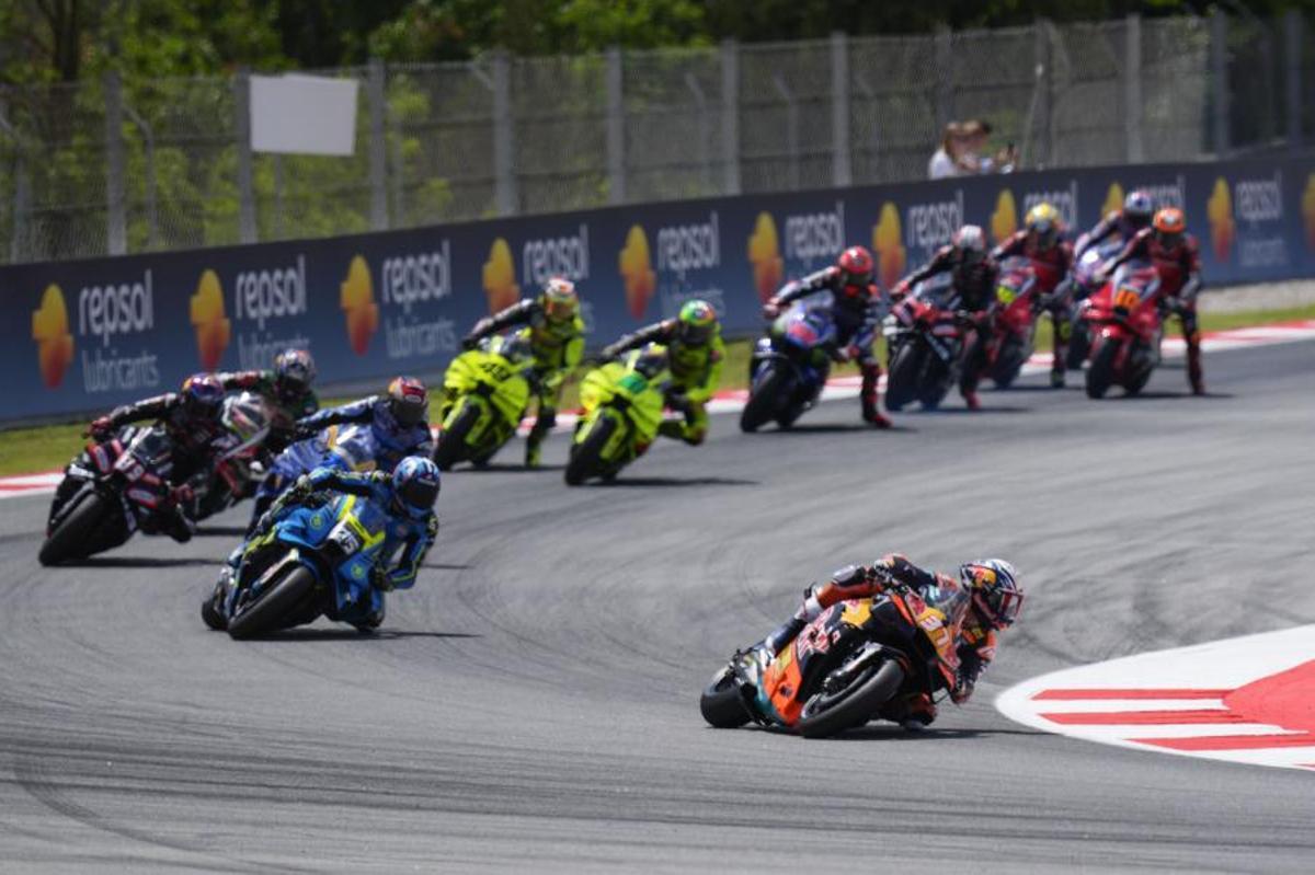 Pedro Acosta (Red Bull KTM Factory Racing) lidera la carrera durante el GP de Catalunya de MotoGP en Montmeló (Barcelona).