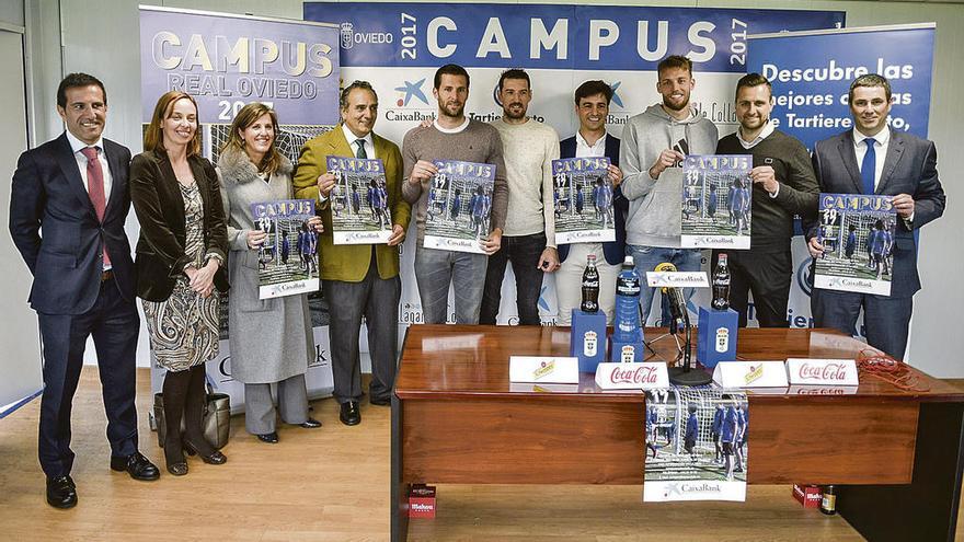 Por la izquierda: Ángel Zubizarreta, María Rodríguez, Marta Rodríguez, Íñigo Tartiere, David Fernández. Toché, Marcos Fernández, Michu, Iván Suárez y Francisco Fernández, en la presentación del campus, celebrada en las instalaciones de El Requexón.