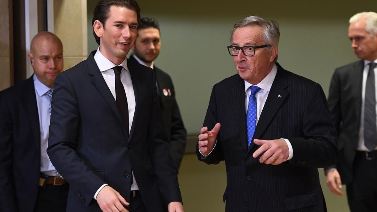 Jean-Claude Juncker (derecha) y Sebastian Kurz, a la llegada del nuevo canciller austriaco a la Comisión Europea, en Bruselas, el 19 de diciembre.