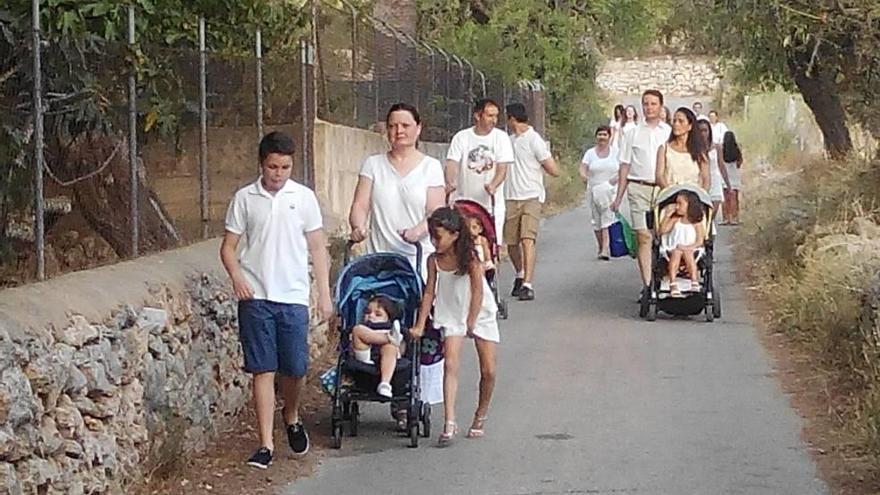 Los vecinos llegaron caminando y vestidos de blanco.