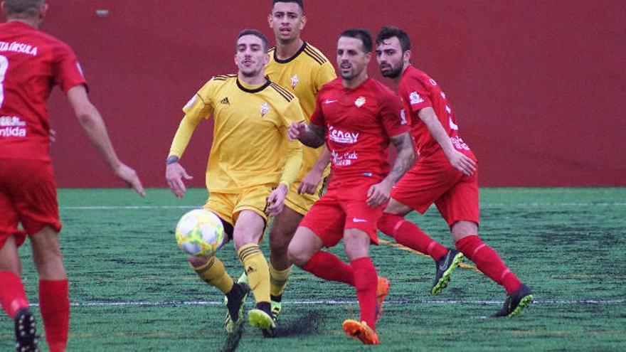 Óscar González, junto a Vitolo..