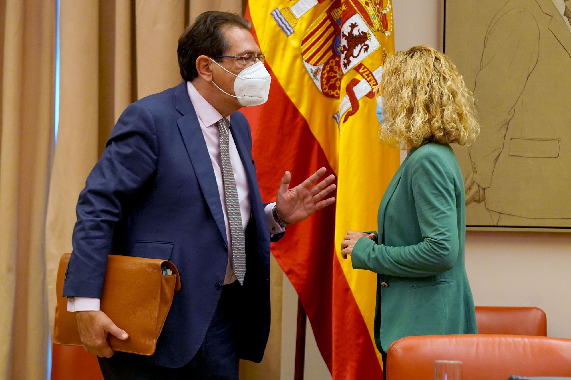 Enrique Arnaldo, candidato del PP al Constitucional, charla con Batet.
