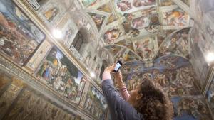 Un visitante hace una fotografía en la Capilla Sixtina, en Ciudad del Vaticano