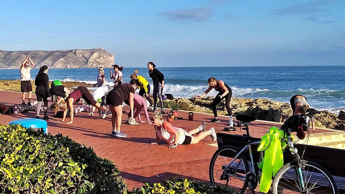 Los vecinos se ejercitan en el paseo de la Caleta de Xàbia. | A. P. F.