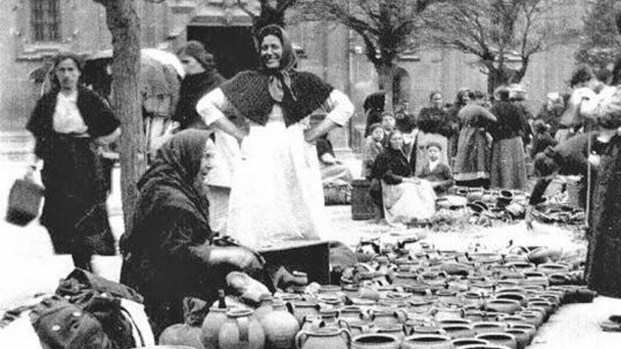 Vendedoras en la plaza Daoíz y Velarde, en una fotografía de la Colección Armán.