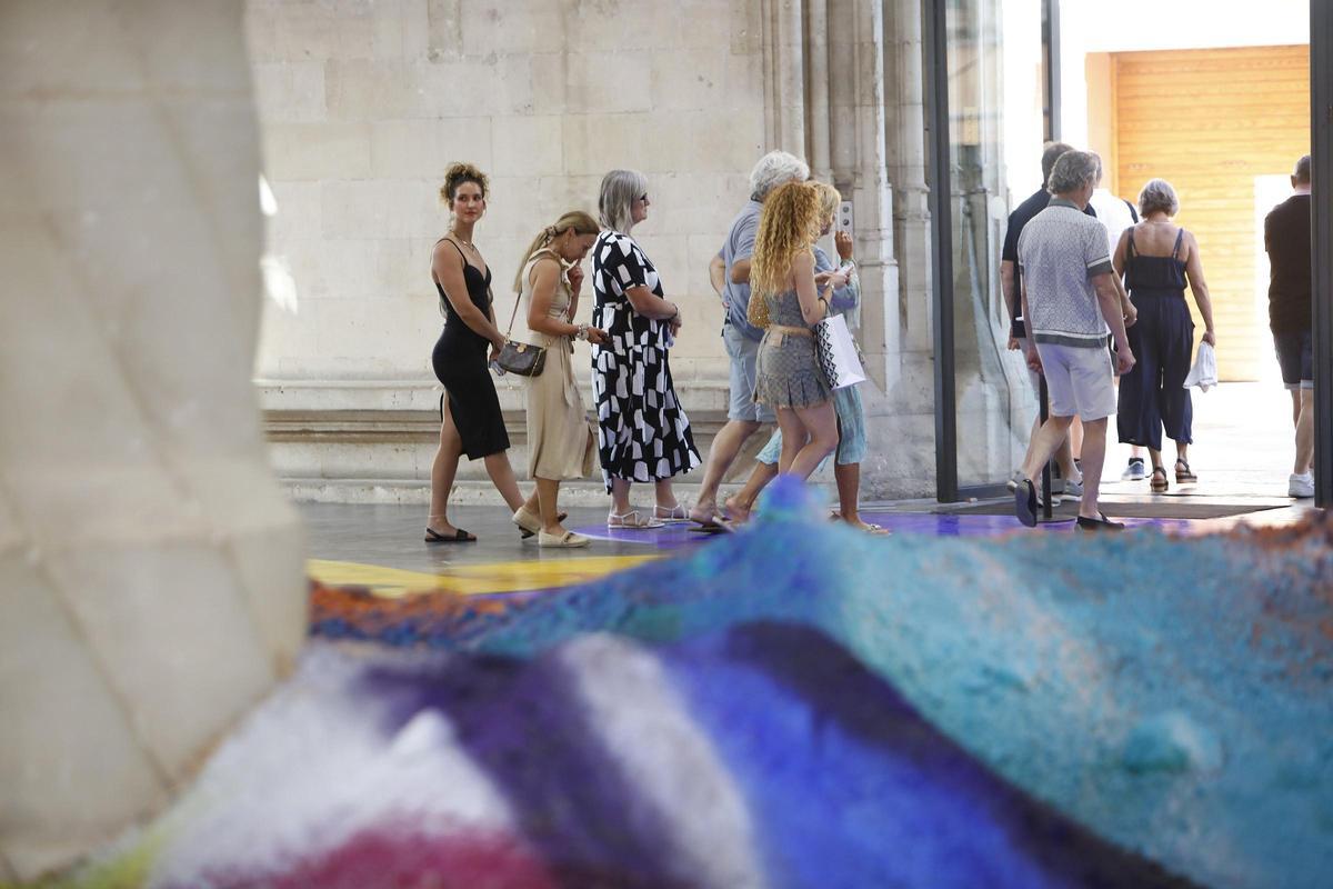 Staunen in der Seehandelsbörse: So wirkt Katharina Grosses Kunst auf die Besucher