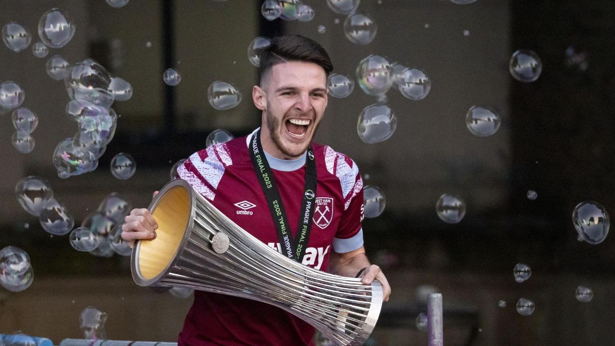 Declan Rice, con el título de Conference League