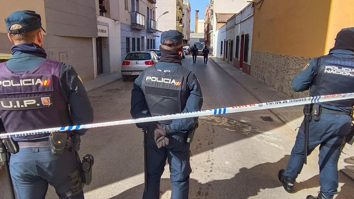 Agentes de policía nacional en la calle 6 de diciembre