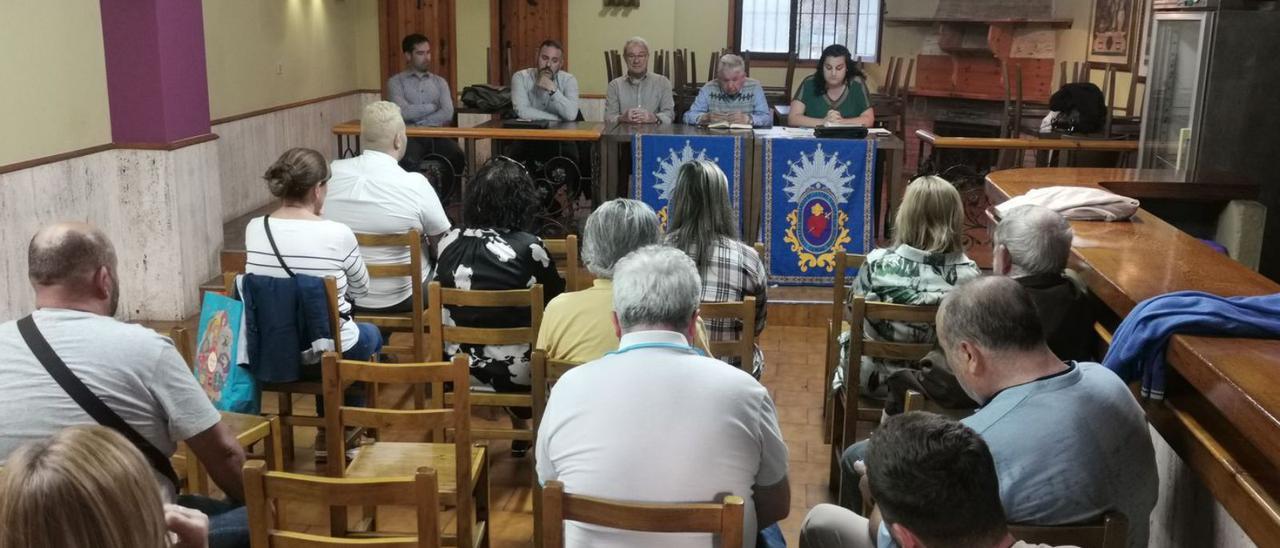 Manuel Gil (segundo dcha) y Alfonso Moldes, a su lado, en la asamblea de ayer en el local de la rúa San José. |