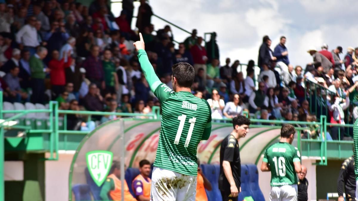 Sillero celebra uno de sus dos goles ante el San Fernando.