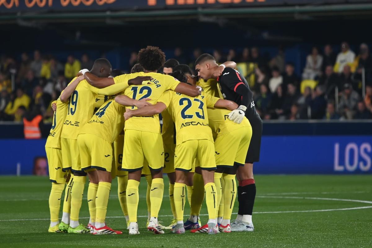 Piña de los jugadores del Villarreal antes del 2-1 al Valencia.