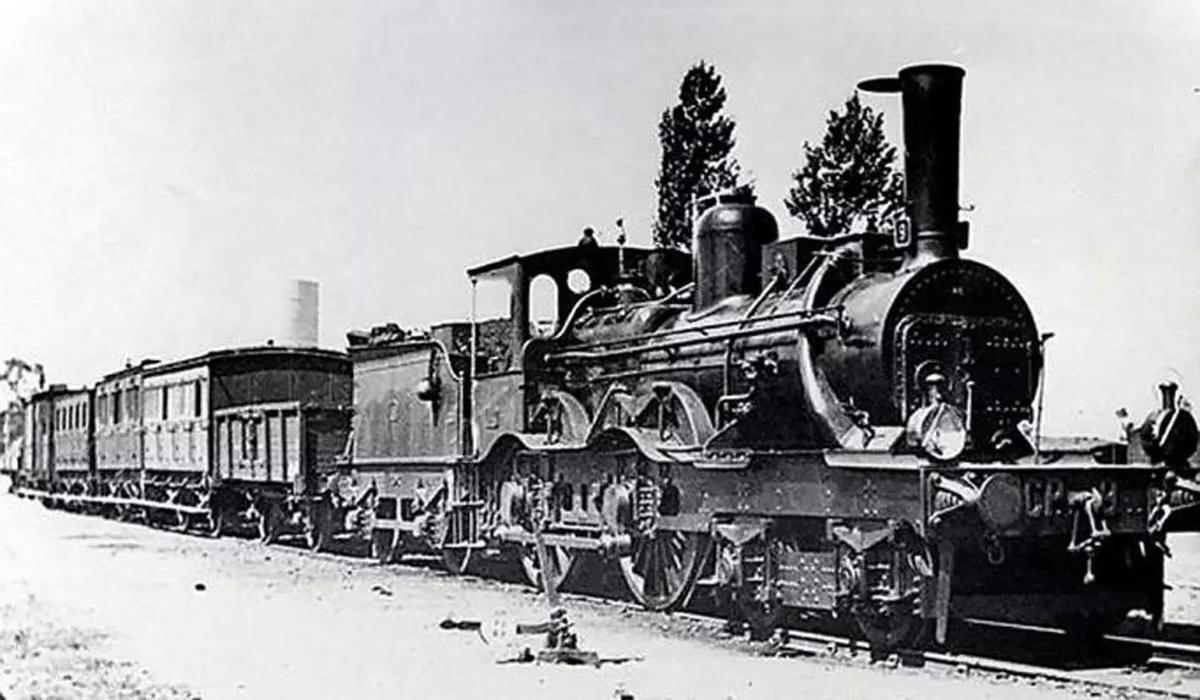 Máquina de vapor antigua circulando por la Ruta de la Plata.