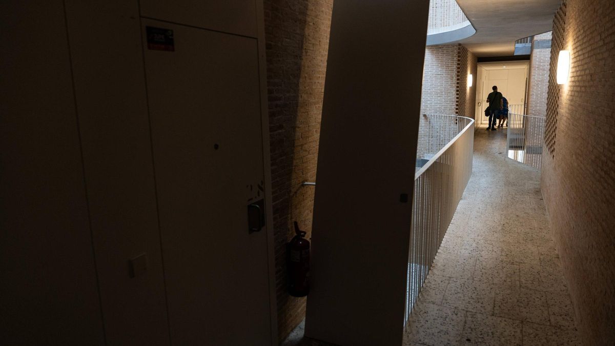 Barcelona detecta 357 averías y defectos en un bloque de pisos públicos construido en 2023