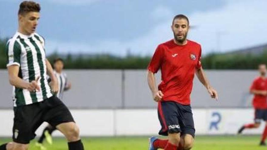 Una acció del derbi d&#039;ahir entre el Peralada-Girona B i l&#039;Olot.