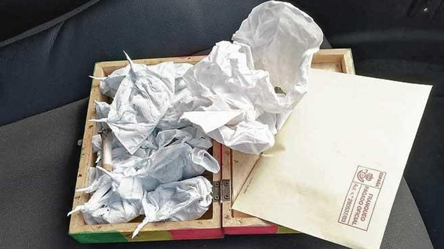 Caja hallada en el vehÃ­culo con los doce paquetes de droga.