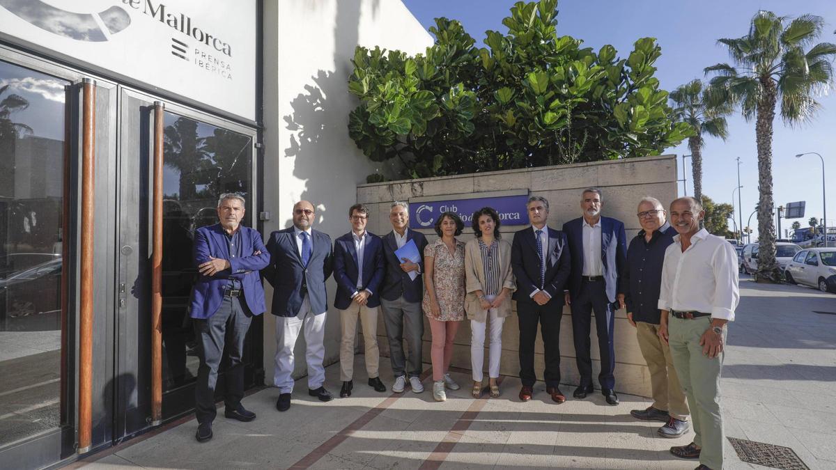 Joan Serra, Baleària, Santiago Guerra, Binter; Jorge Jiménez, Iberia Express, Alberto Fraile, periodista; Marisa Goñi, directora de Diario de Mallorca, Lorena del Valle, directora general de Movilidad, Tomás Melgar, director del aeropuerto de Palma; Adolfo Utor, presidente de Baleària,Antoni Mercant, direcor general de Puertos; y Sebastián Oliver, gerente de Diario de Mallorca.  manu mielniezuk