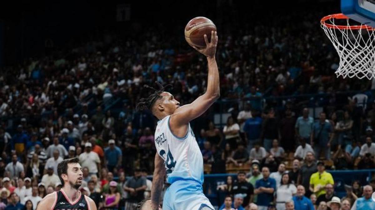 Jassel Pérez entrant a cistella
