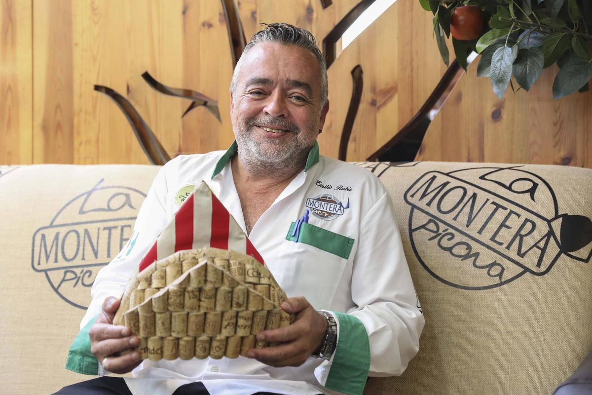 Emilio Rubio en su negocio de Gijón.