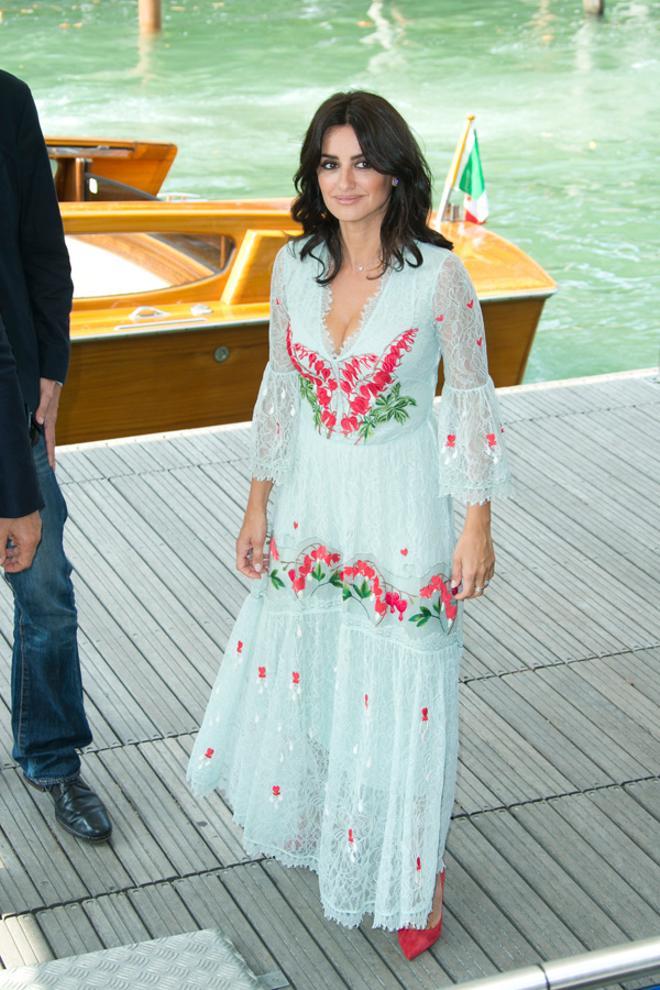 Penélope Cruz con vestido bordado en azul turquesa