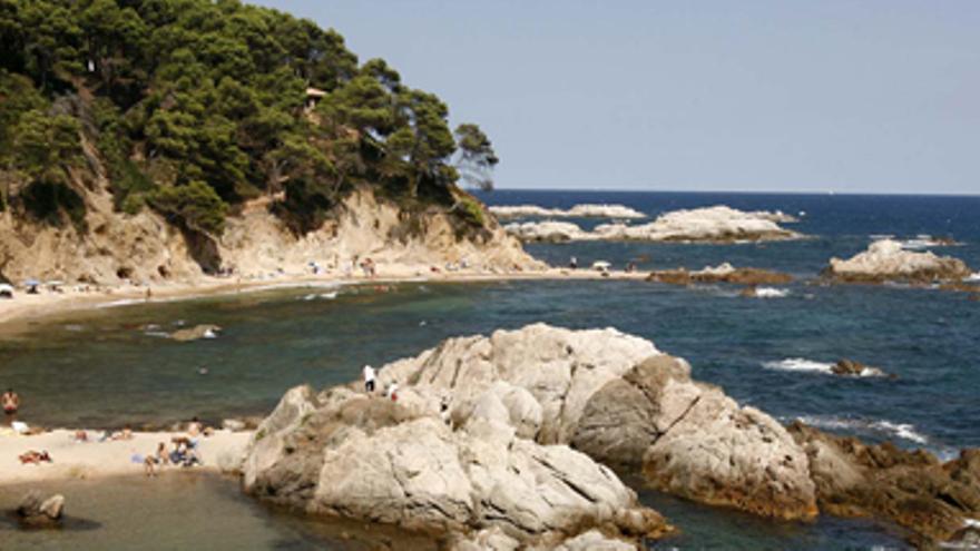 Des de Cala Estreta es pot observar el conjunt de roques que formen les Illes Formigues. 