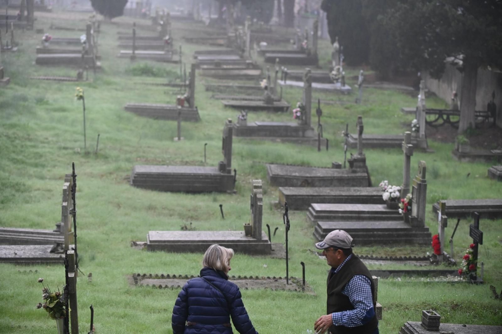 En imágenes | Así ha sido el Día de Todos los Santos en el cementerio de Torrero